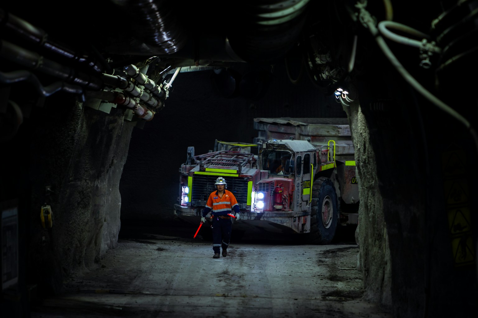 Underground crew and load and haul equipment in a drift